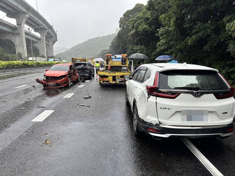 国道1号北上39.7公里林口路段,今中午12时许发生8车连撞车祸,(记者徐圣伦翻摄) 国道1号北上39.7公里林口路段,今中午12时许发生8车连撞车祸,(记者徐圣伦翻摄)
