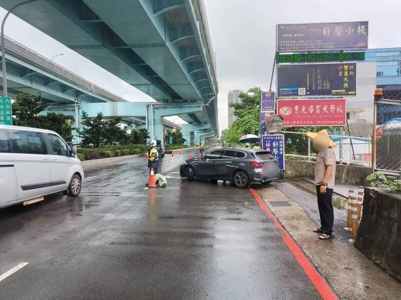 警方于车祸现场进行交通疏导。(记者徐圣伦翻摄) 警方于车祸现场进行交通疏导。(记者徐圣伦翻摄)
