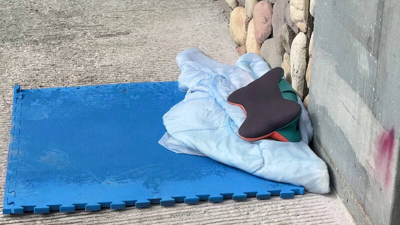 花莲寿丰乡鲤鱼潭风景区的西码头今天上午有民众发现有名男子在水中浮沈已经死亡,死者就住在码头旁公厕外打地铺。(民众提供) 花莲寿丰乡鲤鱼潭风景区的西码头今天上午有民众发现有名男子在水中浮沈已经死亡,死者就住在码头旁公厕外打地铺。(民众提供)