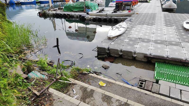 花莲寿丰乡鲤鱼潭风景区的西码头今天上午有民众发现有名男子在水中浮沈已经死亡。(民众提供) 花莲寿丰乡鲤鱼潭风景区的西码头今天上午有民众发现有名男子在水中浮沈已经死亡。(民众提供)