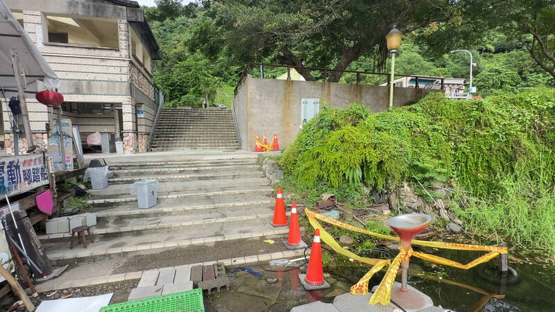 花莲寿丰乡鲤鱼潭风景区的西码头今天上午有民众发现有名男子在水中浮沈已经死亡。(民众提供) 花莲寿丰乡鲤鱼潭风景区的西码头今天上午有民众发现有名男子在水中浮沈已经死亡。(民众提供)