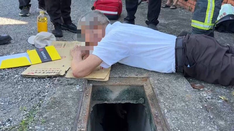 阿公手卡洞中。(民众提供) 阿公手卡洞中。(民众提供)