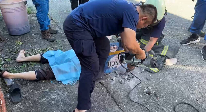 为防水泥屑喷溅伤及阿公,救难人员在其身上盖上遮蔽物。(民众提供) 为防水泥屑喷溅伤及阿公,救难人员在其身上盖上遮蔽物。(民众提供)