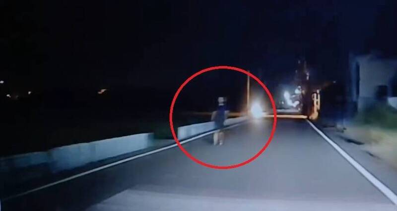 「碰瓷男」专挑乡间小路?彰化县传出疑似「碰瓷男」,见到车辆靠近就蹲下。(民众提供) 「碰瓷男」专挑乡间小路?彰化县传出疑似「碰瓷男」,见到车辆靠近就蹲下。(民众提供)