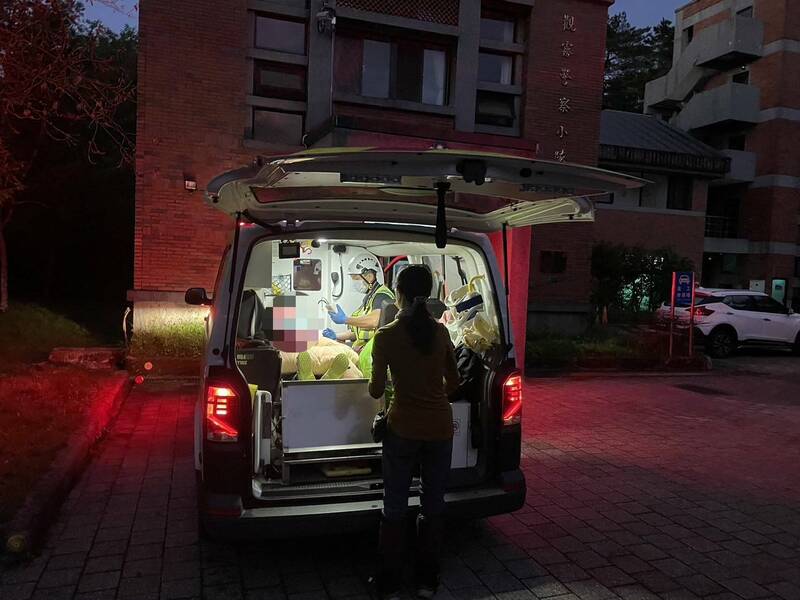 登山突发心肌梗塞,线上指导医师判读黄金时间救援。(图由苗县府消防局提供) 登山突发心肌梗塞,线上指导医师判读黄金时间救援。(图由苗县府消防局提供)