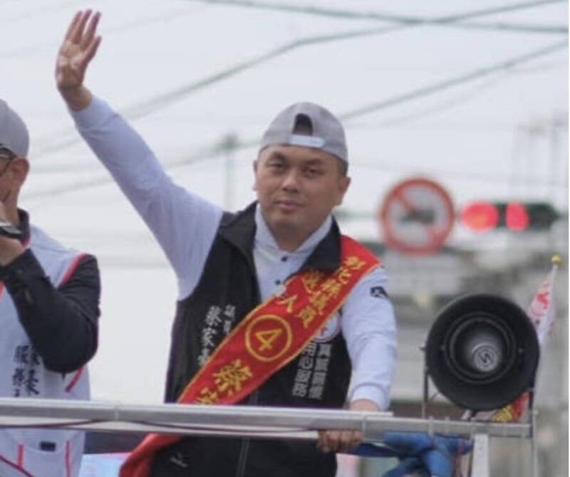 彰化县前县议员蔡家豪聚众讨债,彰化地院审理,依恐吓、胁迫等罪,判处有期徒刑1年3月,缓刑2年。(翻摄蔡家豪脸书) 彰化县前县议员蔡家豪聚众讨债,彰化地院审理,依恐吓、胁迫等罪,判处有期徒刑1年3月,缓刑2年。(翻摄蔡家豪脸书)