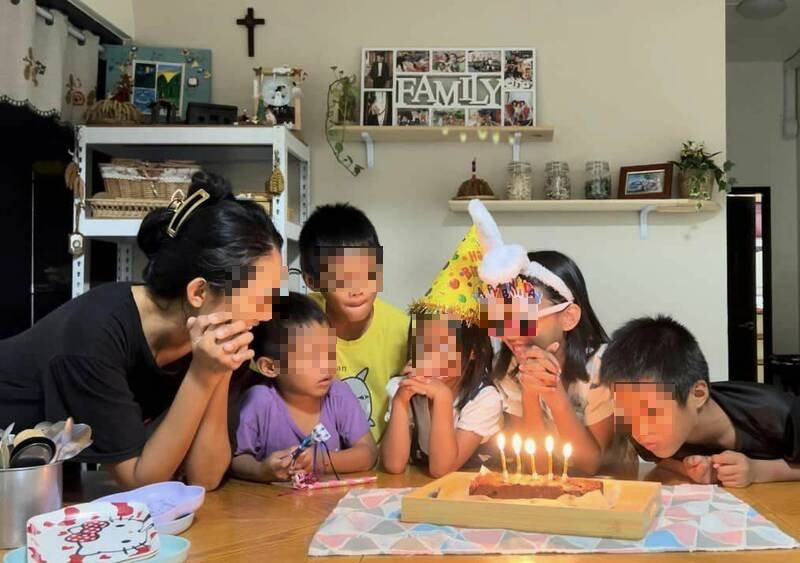 宋女遭起底是育有5名子女的「5宝妈」经营粉丝专页,分享育儿经。(取自脸书) 宋女遭起底是育有5名子女的「5宝妈」经营粉丝专页,分享育儿经。(取自脸书)