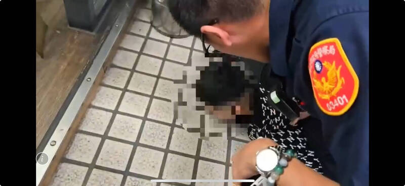新北市涂姓少年遭王姓男子率2名恶煞当街押走,载到五股山区殴打丢包,三重警分局6小时内逮人破案。(记者吴仁捷翻摄) 新北市涂姓少年遭王姓男子率2名恶煞当街押走,载到五股山区殴打丢包,三重警分局6小时内逮人破案。(记者吴仁捷翻摄)
