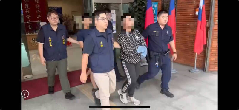三重警分局将涉案人士移送。(记者吴仁捷翻摄) 三重警分局将涉案人士移送。(记者吴仁捷翻摄)