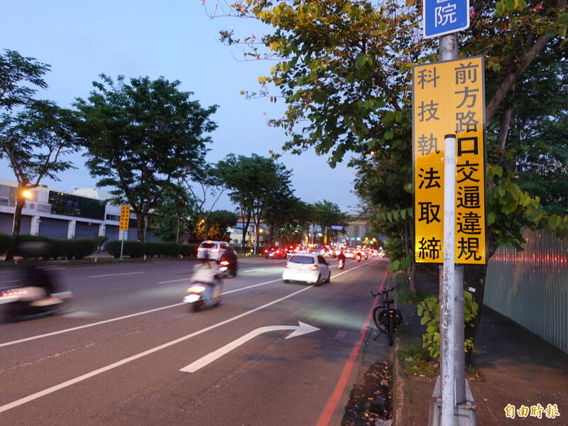 台中市今年1至9月,各路口科技执法的开罚件数,由北屯区环中东路与太原路口夺得第一名,共开出7211张罚单,平均一天开将近27张罚单。(记者张瑞桢摄) 台中市今年1至9月,各路口科技执法的开罚件数,由北屯区环中东路与太原路口夺得第一名,共开出7211张罚单,平均一天开将近27张罚单。(记者张瑞桢摄)