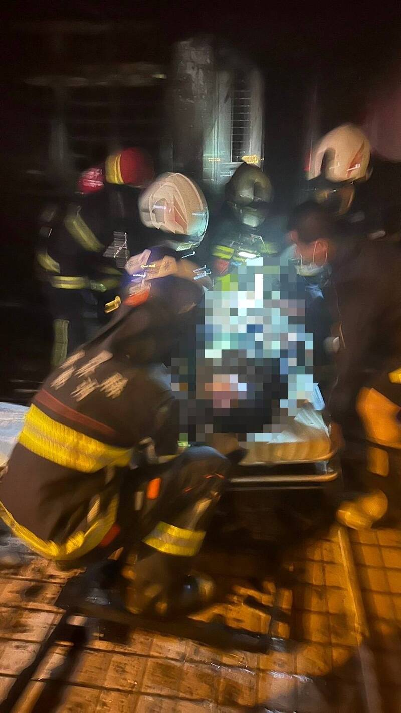 云林麦寮晚间7点多发生住宅火警,42岁侯女昏迷火场,救出后急送云林长庚医院救治。(民众提供) 云林麦寮晚间7点多发生住宅火警,42岁侯女昏迷火场,救出后急送云林长庚医院救治。(民众提供)