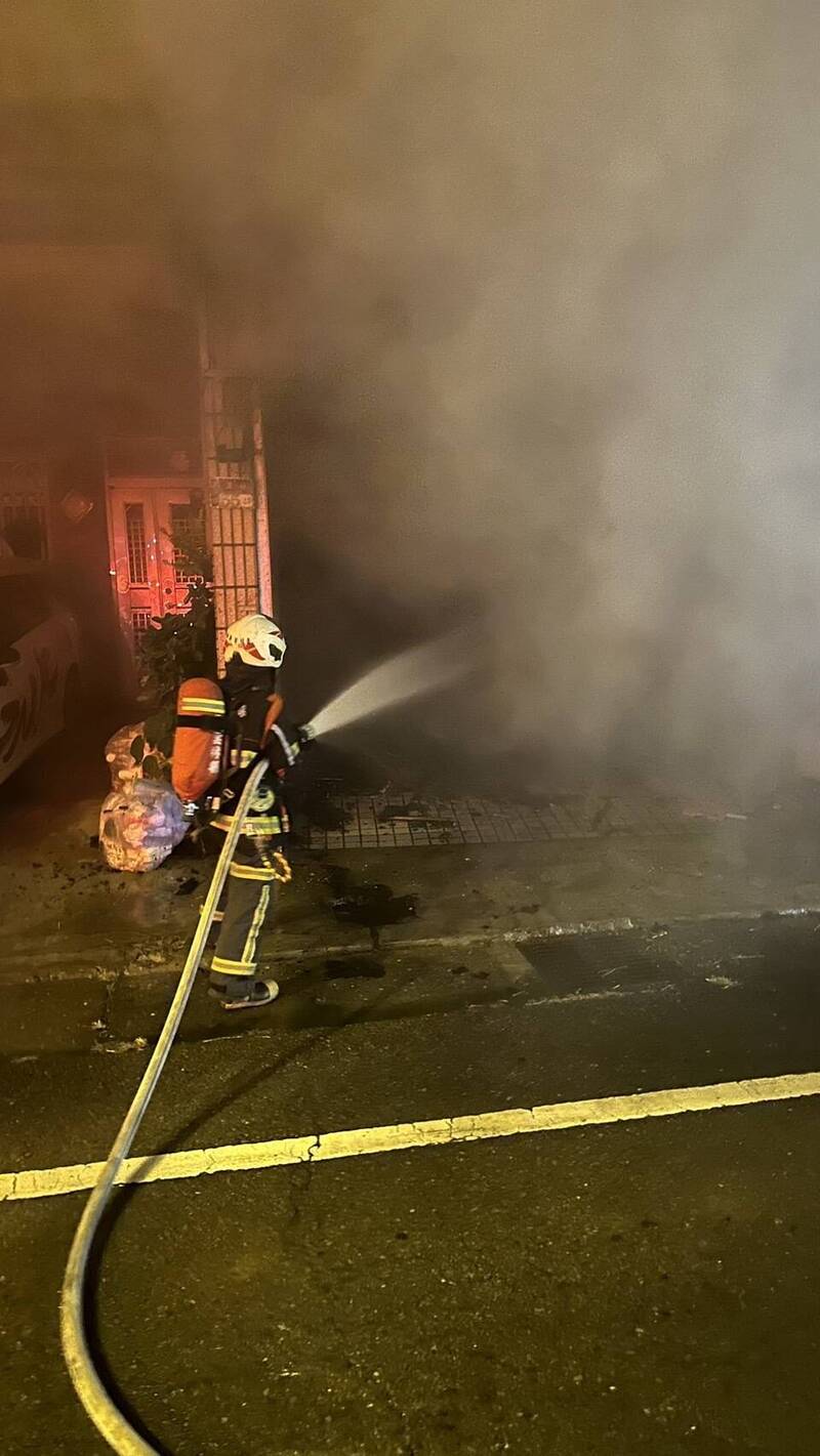 云林麦寮晚间7点多发生住宅火警,42岁侯女昏迷火场,救出后急送云林长庚医院救治。(民众提供) 云林麦寮晚间7点多发生住宅火警,42岁侯女昏迷火场,救出后急送云林长庚医院救治。(民众提供)
