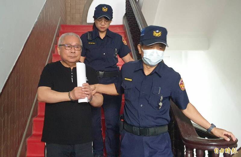 假会计师蔡国安(左)打名人牌吸金37亿,最高法院维持二审见解,依银行法对他判刑14年2月定谳。(资料照) 假会计师蔡国安(左)打名人牌吸金37亿,最高法院维持二审见解,依银行法对他判刑14年2月定谳。(资料照)