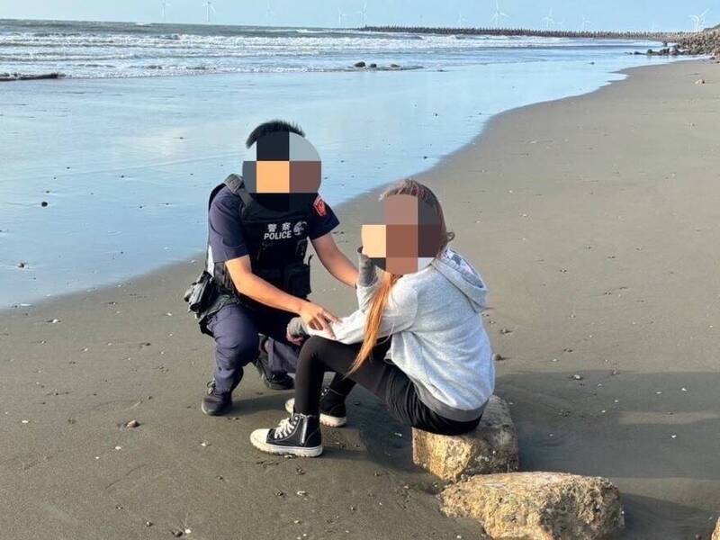 警方发现失联女子,予以安抚劝导。(图由警方提供) 警方发现失联女子,予以安抚劝导。(图由警方提供)