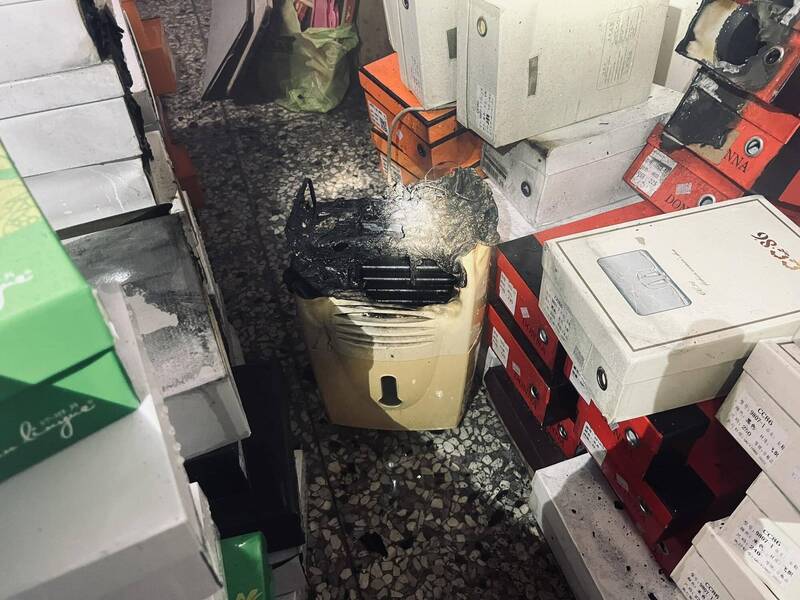 彰化县鹿港镇传出服饰店放在鞋子仓库的除湿机起火燃烧,还好有安装住警器与自备灭火器,店家在第一时间就扑灭。(民众提供) 彰化县鹿港镇传出服饰店放在鞋子仓库的除湿机起火燃烧,还好有安装住警器与自备灭火器,店家在第一时间就扑灭。(民众提供)