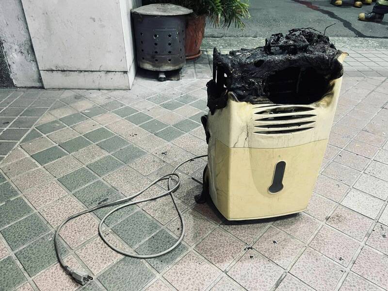 彰化县鹿港镇中山路一家服饰传出火灾,原来是放在鞋子仓库的除湿机起火,烧到半台焦黑。(民众提供) 彰化县鹿港镇中山路一家服饰传出火灾,原来是放在鞋子仓库的除湿机起火,烧到半台焦黑。(民众提供)