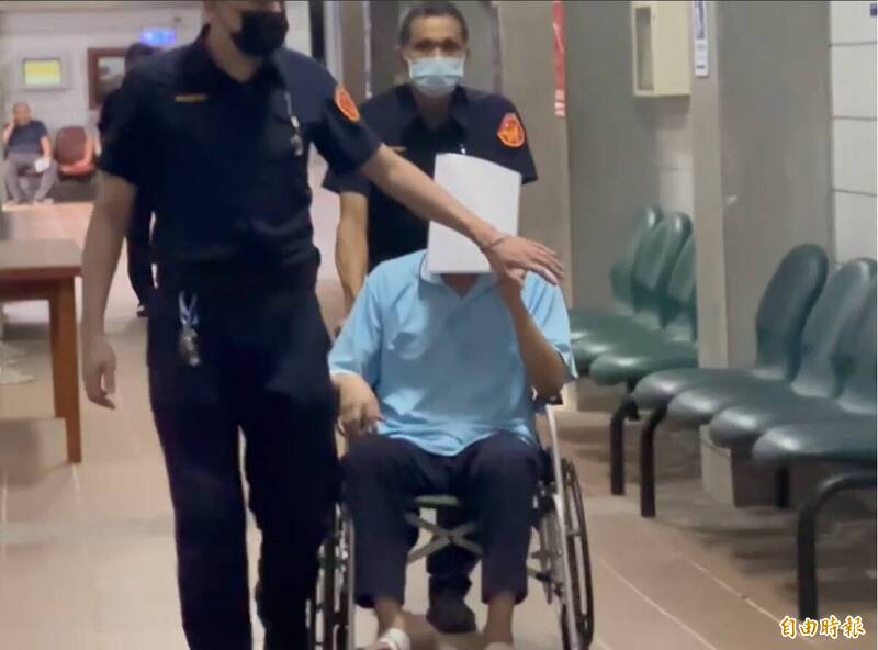 前刑事局警政监林明佐今天坐轮椅用纸张遮脸出庭,显得很狼狈。林明佐过去曾以罹患脊椎瘤为由提抗告并声请停止羁押,被台中地院驳回。(记者张瑞桢摄) 前刑事局警政监林明佐今天坐轮椅用纸张遮脸出庭,显得很狼狈。林明佐过去曾以罹患脊椎瘤为由提抗告并声请停止羁押,被台中地院驳回。(记者张瑞桢摄)