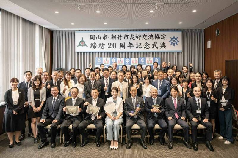 被外界称是高虹安「市长派」重要幕僚的田政弘(站立第二排最左边)遭新竹地检署及廉政署约谈,其个人争议不少,且是市府主导市立棒球场事件的重要人物之一。(照片取自市府官网) 被外界称是高虹安「市长派」重要幕僚的田政弘(站立第二排最左边)遭新竹地检署及廉政署约谈,其个人争议不少,且是市府主导市立棒球场事件的重要人物之一。(照片取自市府官网)
