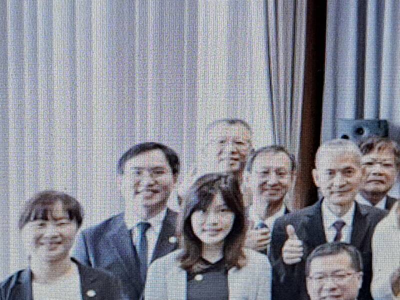 被外界称是高虹安「市长派」重要幕僚的田政弘(第二排最左边)遭新竹地检署及廉政署约谈,其个人争议不少,且是市府主导市立棒球场事件的重要人物之一。(照片取自市府官网) 被外界称是高虹安「市长派」重要幕僚的田政弘(第二排最左边)遭新竹地检署及廉政署约谈,其个人争议不少,且是市府主导市立棒球场事件的重要人物之一。(照片取自市府官网)