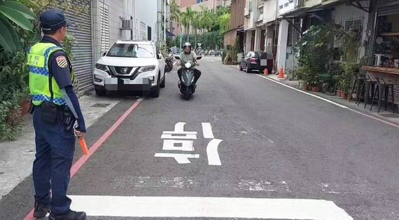 警方加强无号志路口停让宣导。(屏东县政府警察局提供) 警方加强无号志路口停让宣导。(屏东县政府警察局提供)