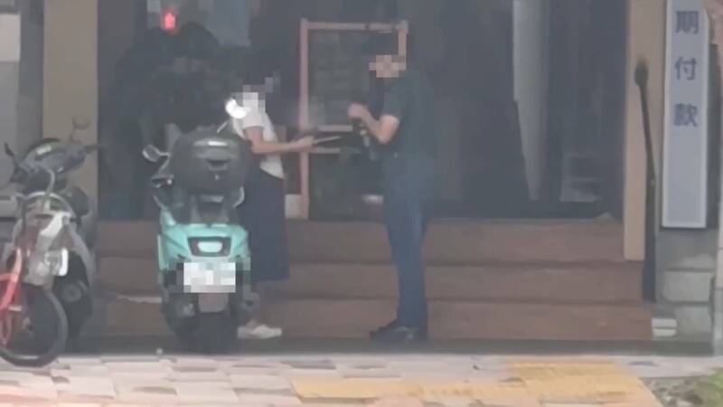 杨女与车手面交,警方趁势将车手逮捕。(记者郑景议翻摄) 杨女与车手面交,警方趁势将车手逮捕。(记者郑景议翻摄)