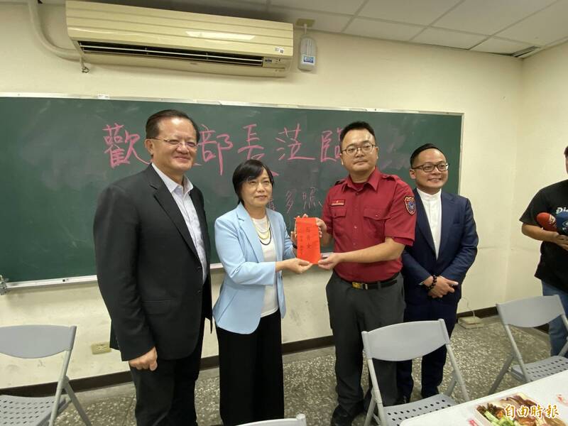 内政部长刘世芳(左2)今天中午在消防署长萧焕章(左1)、基隆市议会议长童子玮等人陪同致赠基隆市消防局仁爱消防分队员慰问金,分队长王博升代表接受。(记者林嘉东摄) 内政部长刘世芳(左2)今天中午在消防署长萧焕章(左1)、基隆市议会议长童子玮等人陪同致赠基隆市消防局仁爱消防分队员慰问金,分队长王博升代表接受。(记者林嘉东摄)