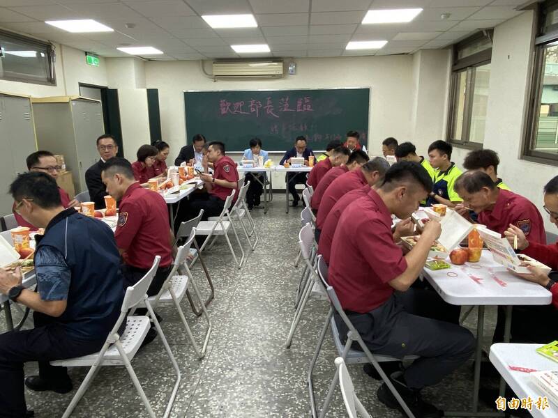 内政部长刘世芳不忍基隆市消防局仁爱消防分队员詹能杰趁救灾空档买便当果腹遭酸民公审,今天中午UBER EATS 送货员送餐,与仁爱分队员一起共进午餐。(记者林嘉东摄) 内政部长刘世芳不忍基隆市消防局仁爱消防分队员詹能杰趁救灾空档买便当果腹遭酸民公审,今天中午UBER EATS 送货员送餐,与仁爱分队员一起共进午餐。(记者林嘉东摄)