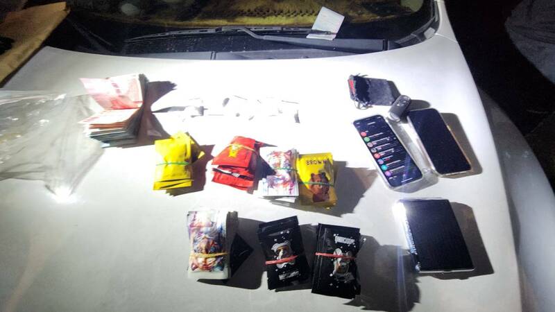 警方查扣赃款5万余元与毒品一批。(警方提供) 警方查扣赃款5万余元与毒品一批。(警方提供)