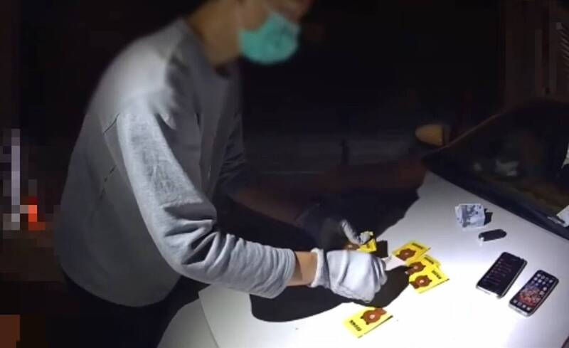 警方拘捕辜男并搜索汽车,查扣市价11万元毒品。(警方提供) 警方拘捕辜男并搜索汽车,查扣市价11万元毒品。(警方提供)