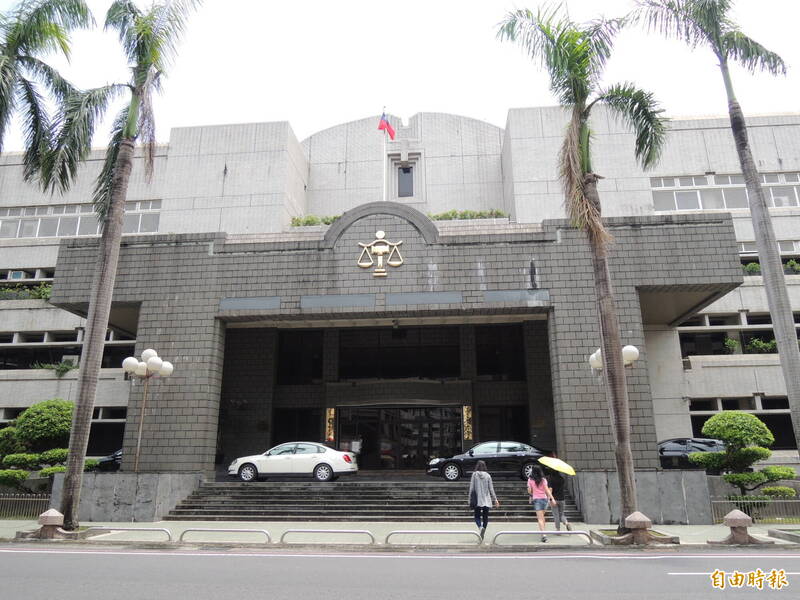 刘男到KTV欢唱竟遭友人拘禁凌虐,施暴4男被屏东地院判处2年10月不等徒刑。(记者李立法摄) 刘男到KTV欢唱竟遭友人拘禁凌虐,施暴4男被屏东地院判处2年10月不等徒刑。(记者李立法摄)