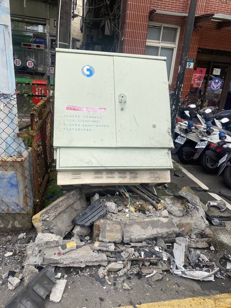 电信箱被撞断。(记者吴仁捷翻摄) 电信箱被撞断。(记者吴仁捷翻摄)