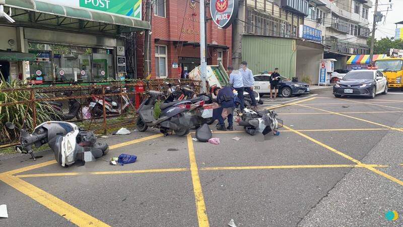 黄姓男子开BMW车撞倒三峡横溪派出所前整排警用机车,一名行人也被撞及送医不治,现场一片混乱。(记者吴仁捷翻摄) 黄姓男子开BMW车撞倒三峡横溪派出所前整排警用机车,一名行人也被撞及送医不治,现场一片混乱。(记者吴仁捷翻摄)