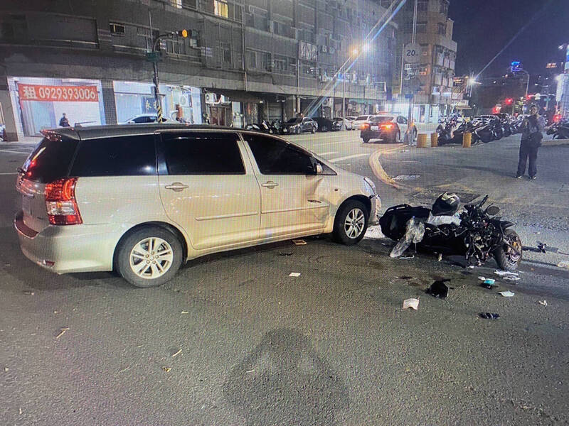 高雄又发生汽车抢转撞散机车,妙龄女惨被撞伤送医。(民众提供) 高雄又发生汽车抢转撞散机车,妙龄女惨被撞伤送医。(民众提供)