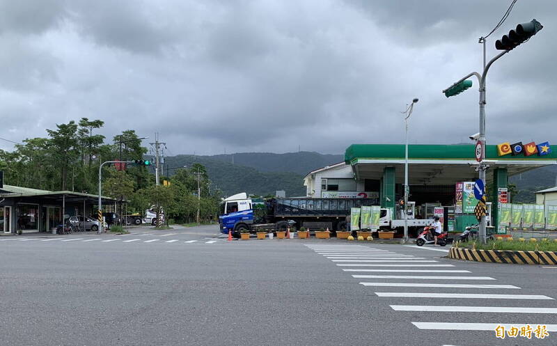 宜兰县冬山乡冬山路一段与安中路口,去年1月发生女学生被砂石车辗死后,虽改善部分交通动线,仍不时传出有大车自加油站驶出,与主线争道情形发生,家属忧心悲剧再发生,向民代陈情。(记者王峻祺摄) 宜兰县冬山乡冬山路一段与安中路口,去年1月发生女学生被砂石车辗死后,虽改善部分交通动线,仍不时传出有大车自加油站驶出,与主线争道情形发生,家属忧心悲剧再发生,向民代陈情。(记者王峻祺摄)