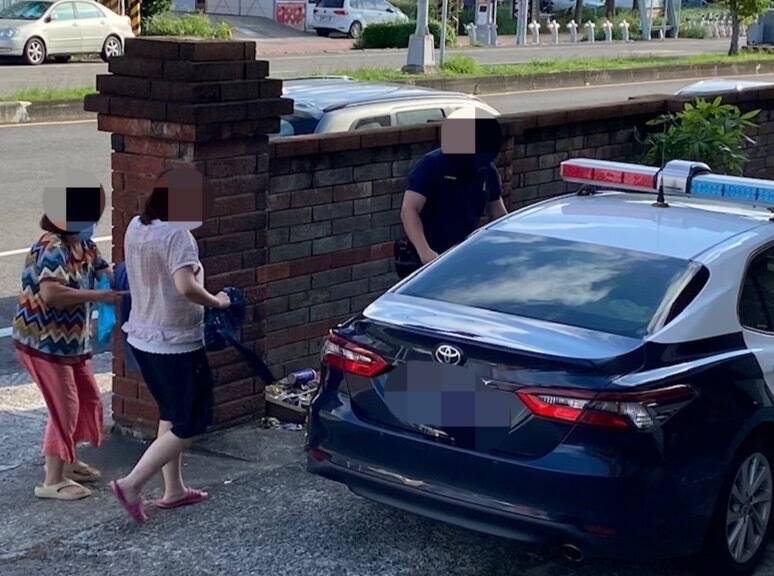 女子水痘发作险休克又遇塞车,痛苦至派出所求援。(警方提供) 女子水痘发作险休克又遇塞车,痛苦至派出所求援。(警方提供)