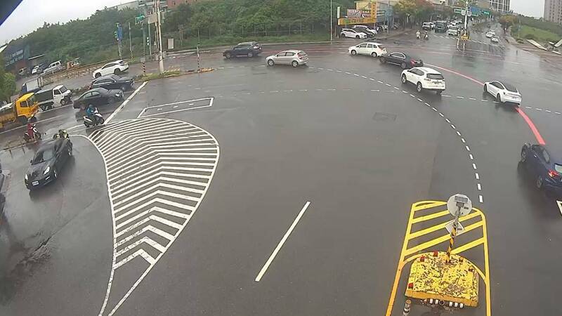 黑色保时捷雨天在南桃园交流道大兴西路往桃园方向抛锚,员警巡逻经过帮忙推车解围,过程中有热心货车司机加入,让后方回堵的车流赶紧纾解。(记者郑淑婷翻摄) 黑色保时捷雨天在南桃园交流道大兴西路往桃园方向抛锚,员警巡逻经过帮忙推车解围,过程中有热心货车司机加入,让后方回堵的车流赶紧纾解。(记者郑淑婷翻摄)