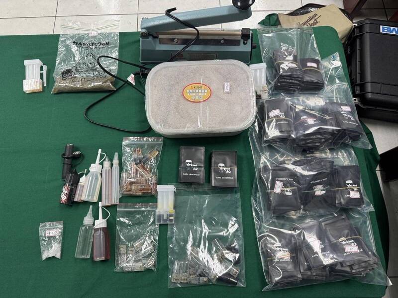 警方当场查扣分装工具及毒品咖啡包等证物。(记者吴升儒翻摄)
<h4>☆少一份毒品就多一份健康,自由时报提醒您远离毒品☆</h4> 警方当场查扣分装工具及毒品咖啡包等证物。(记者吴升儒翻摄)
<h4>☆少一份毒品就多一份健康,自由时报提醒您远离毒品☆</h4>
