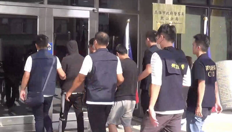 「丧尸烟弹」分装场藏身高雄汽旅,警瓦解逮3嫌扣上百万元烟弹。(记者黄良杰翻摄) 「丧尸烟弹」分装场藏身高雄汽旅,警瓦解逮3嫌扣上百万元烟弹。(记者黄良杰翻摄)