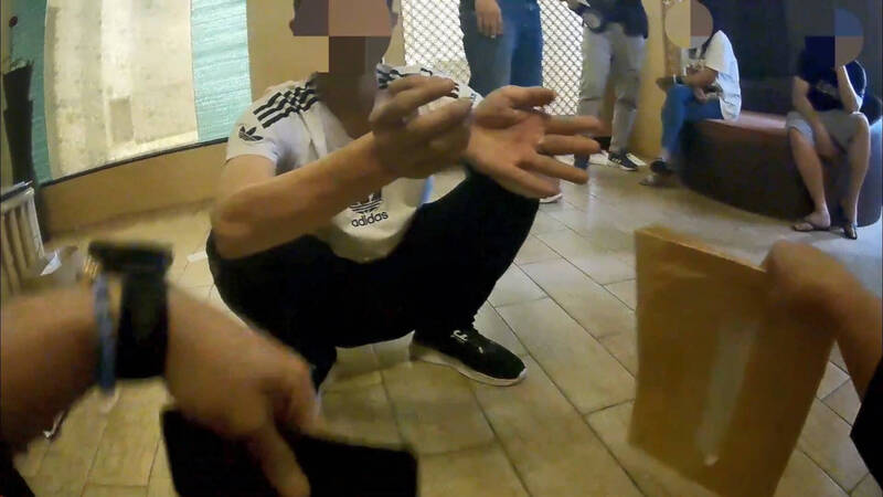 「丧尸烟弹」分装场藏身高雄汽旅,警瓦解逮3嫌扣上百万元烟弹,可制成450颗烟弹。(记者黄良杰翻摄) 「丧尸烟弹」分装场藏身高雄汽旅,警瓦解逮3嫌扣上百万元烟弹,可制成450颗烟弹。(记者黄良杰翻摄)