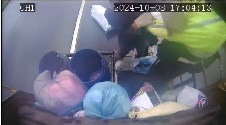 郑男丢出大量垃圾且未确实做好分类,清洁队员好心劝阻时他恼羞成怒,竟打伤队员。(记者郑淑婷翻摄) 郑男丢出大量垃圾且未确实做好分类,清洁队员好心劝阻时他恼羞成怒,竟打伤队员。(记者郑淑婷翻摄)
