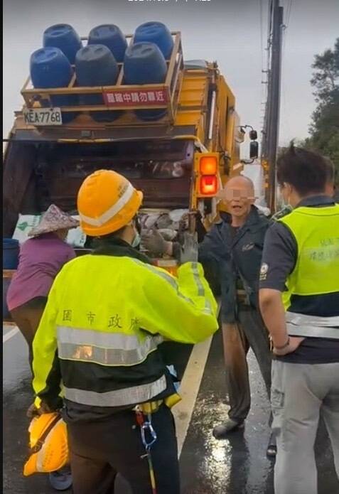 郑男丢出大量垃圾且未确实做好分类,清洁队员好心劝阻时他恼羞成怒,竟出手将队员殴打成伤。(记者郑淑婷翻摄) 郑男丢出大量垃圾且未确实做好分类,清洁队员好心劝阻时他恼羞成怒,竟出手将队员殴打成伤。(记者郑淑婷翻摄)