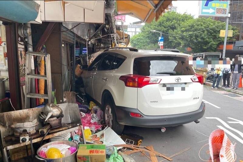 林女轿车暴冲。(记者王冠仁翻摄) 林女轿车暴冲。(记者王冠仁翻摄)