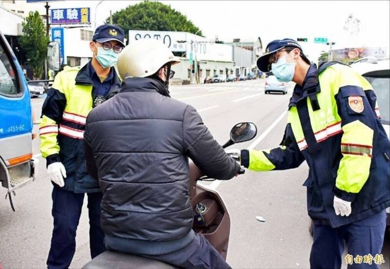 法官认巡逻员警拦检不合法,判决撤销陈男酒驾处分。图为警方路边拦查情景,与本案无关。(资料照)<h4>☆饮酒过量 有害健康 禁止酒驾☆</h4> 法官认巡逻员警拦检不合法,判决撤销陈男酒驾处分。图为警方路边拦查情景,与本案无关。(资料照)<h4>☆饮酒过量 有害健康 禁止酒驾☆</h4>