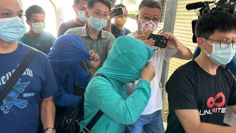 死者母亲(图中、青衣者)到殡仪馆相验,显得相当哀伤,家属希望能厘清过程。(记者张瑞桢翻摄) 死者母亲(图中、青衣者)到殡仪馆相验,显得相当哀伤,家属希望能厘清过程。(记者张瑞桢翻摄)