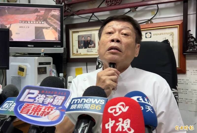 高大成医师指出子弹射出接触皮肤,近射是靠著皮肤射出,子弹射击接触皮肤,皮肤表面不会有烧火伤或烟硝。(记者蔡淑媛摄) 高大成医师指出子弹射出接触皮肤,近射是靠著皮肤射出,子弹射击接触皮肤,皮肤表面不会有烧火伤或烟硝。(记者蔡淑媛摄)