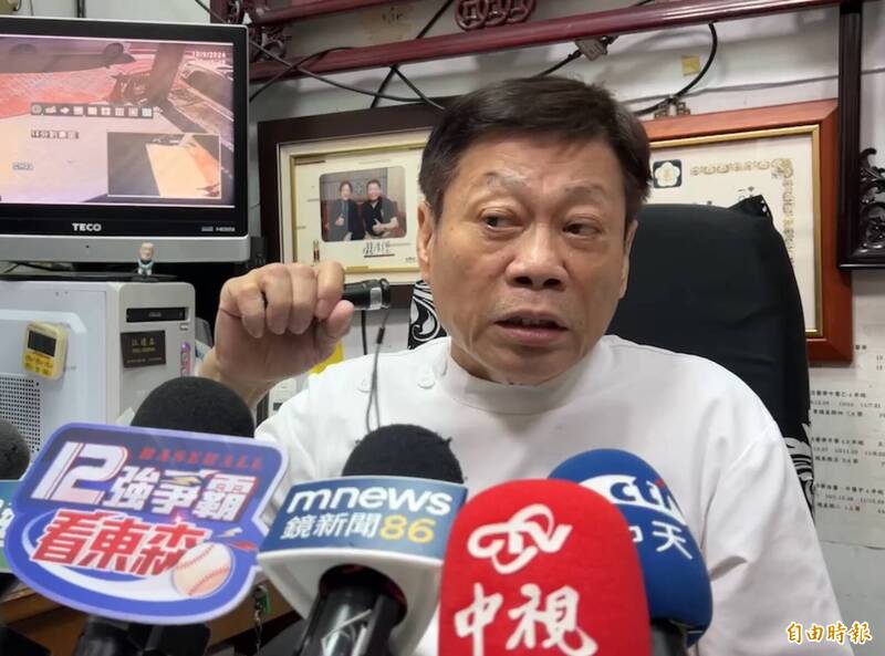 高大成医师指出,接射与皮肤有距离射击,60公分内都算,皮肤表面会留下火伤及烟硝,子弹射入孔会比子弹大一点,射出孔比小弹小一点。(记者蔡淑媛摄) 高大成医师指出,接射与皮肤有距离射击,60公分内都算,皮肤表面会留下火伤及烟硝,子弹射入孔会比子弹大一点,射出孔比小弹小一点。(记者蔡淑媛摄)
