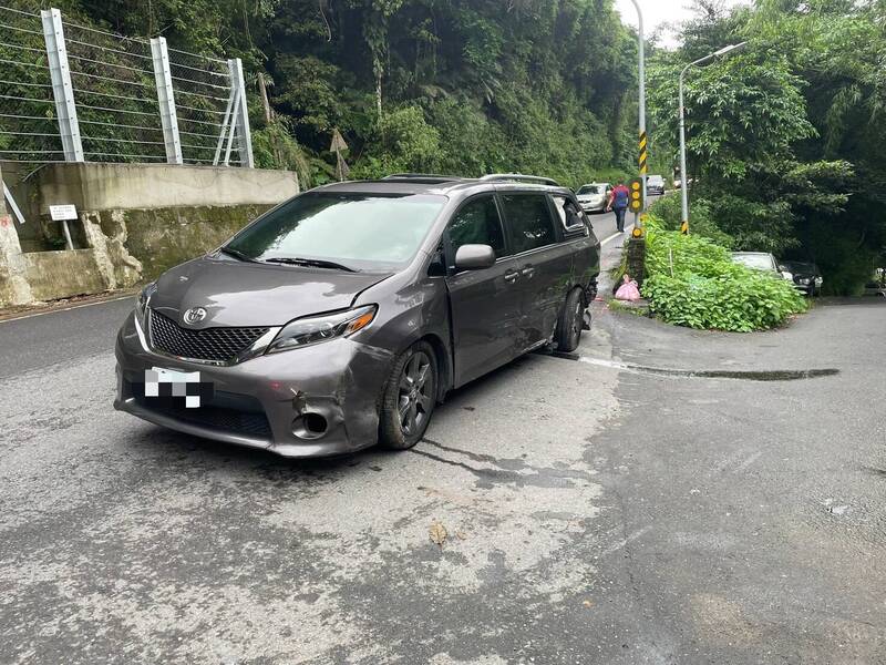郑男驾驶休旅车遭到逆向杜男撞上。(记者陆运锋翻摄) 郑男驾驶休旅车遭到逆向杜男撞上。(记者陆运锋翻摄)