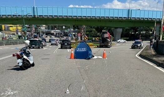 预拌混泥土车撞死女骑士。(警方提供) 预拌混泥土车撞死女骑士。(警方提供)