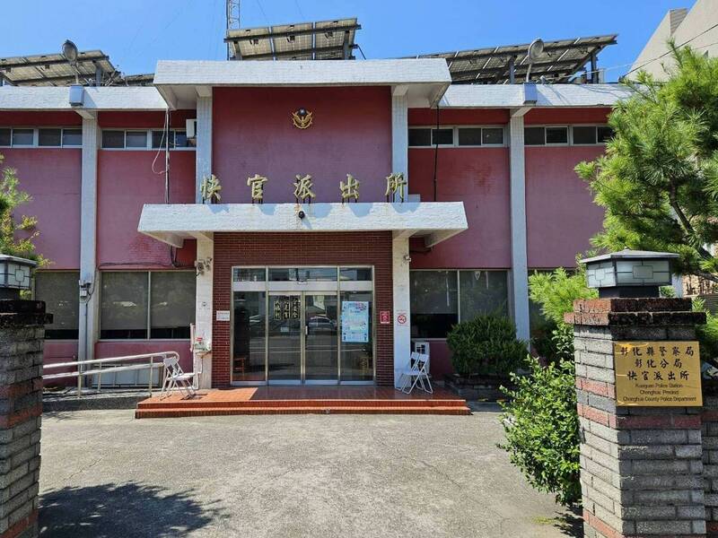 1对夫妻今天在车内爆发口角,妻子猛捶后视镜自残手腕血流如注,丈夫火速开车冲入快官派出所求救。 (警方提供) 1对夫妻今天在车内爆发口角,妻子猛捶后视镜自残手腕血流如注,丈夫火速开车冲入快官派出所求救。 (警方提供)