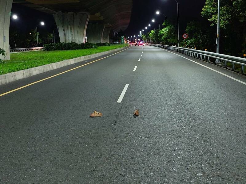 林女遭甩飞落地前,鞋子先被抛飞在道路上。(民众提供)<h4>☆饮酒过量 有害健康 禁止酒驾☆</h4> 林女遭甩飞落地前,鞋子先被抛飞在道路上。(民众提供)<h4>☆饮酒过量 有害健康 禁止酒驾☆</h4>